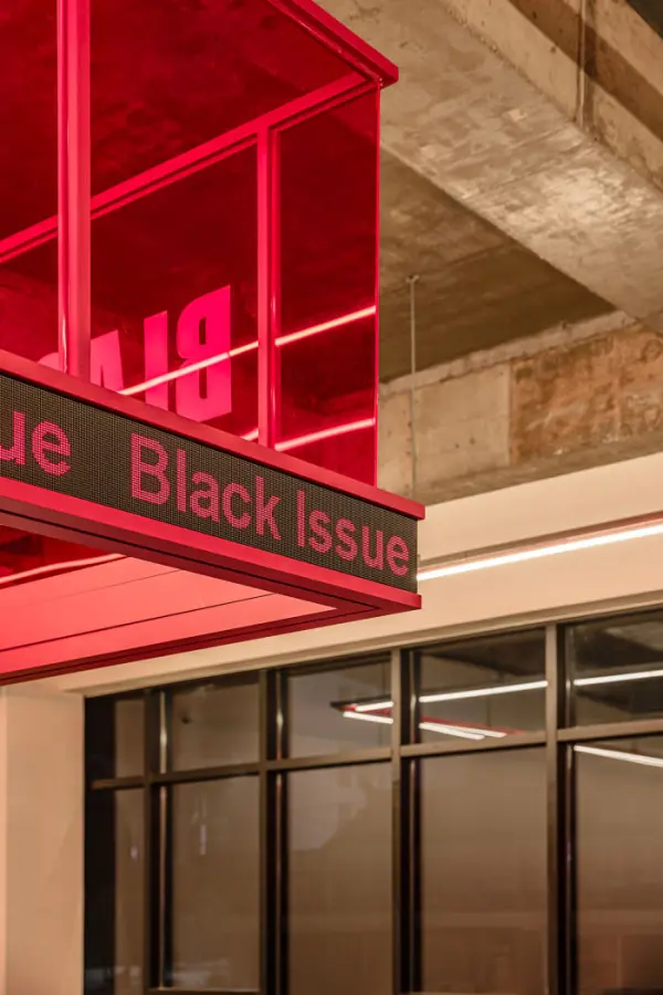 노출콘크리트와 레드 사이니지의 강렬한 대비